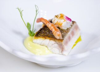 Lubina a la plancha con verduritas, gamba y cigala, un pintxo de altos vuelos