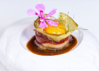 Alcachofas con jamón, un pintxo de temporada