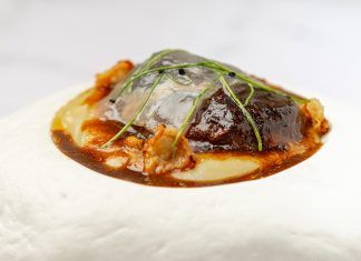 Pintxo de carrilleras de cerdo estofadas con apionabo y tocino ibérico